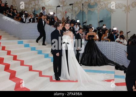 New York, Usa. 01. Mai 2023. Brooklyn Beckham und Nicola Peltz kommen auf dem roten Teppich für die Met Gala im Metropolitan Museum of Art an, um die Eröffnung von Karl Lagerfeld: A Line of Beauty in New York City am Montag, den 1. Mai 2023 zu feiern. Foto: John Angelillo/UPI Credit: UPI/Alamy Live News Stockfoto