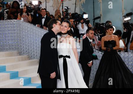 New York, Usa. 01. Mai 2023. Brooklyn Beckham und Nicola Peltz kommen auf dem roten Teppich für die Met Gala im Metropolitan Museum of Art an, um die Eröffnung von Karl Lagerfeld: A Line of Beauty in New York City am Montag, den 1. Mai 2023 zu feiern. Foto: John Angelillo/UPI Credit: UPI/Alamy Live News Stockfoto