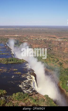 Ein Luftblick auf die Victoria Falls, die sowohl die simbabwische als auch die sambische Seite zeigen. Stockfoto