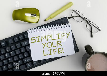 Textzeichen mit dem Hinweis „Simplify Your Life“, „Internet Concept Focused on important“ (Internetkonzept mit Schwerpunkt auf wichtig), damit sich jemand anders um weniger Gedanken machen kann Stockfoto