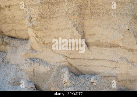 Sandstein ist ein fragmentiertes Sedimentgestein, ein homogenes oder geschichtetes Aggregat aus fragmentierten Körnern und Sandkörnern, die durch mineralische Stoffe gebunden sind Stockfoto