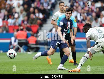 Paris, Frankreich. 30. April 2023. Vitinha von PSG während des Fußballspiels der französischen Meisterschaft Ligue 1 zwischen Paris Saint-Germain und FC Lorient am 30. April 2023 im Parc des Princes Stadion in Paris, Frankreich - Foto Jean Catuffe/DPPI Credit: DPPI Media/Alamy Live News Stockfoto