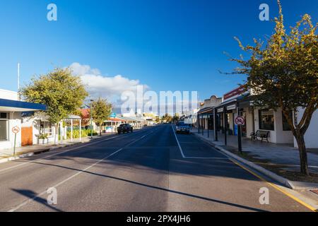 PENOLA, AUSTRALIEN - April 10 2023: Die berühmte Architektur des Ortes Penola in der Weinregion Coonawarra an einem sonnigen Herbstabend in Südaustralien, Stockfoto