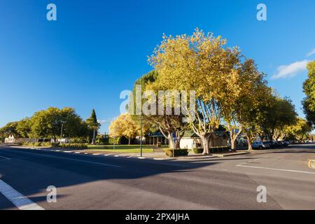 PENOLA, AUSTRALIEN - April 10 2023: Die berühmte Architektur des Ortes Penola in der Weinregion Coonawarra an einem sonnigen Herbstabend in Südaustralien, Stockfoto