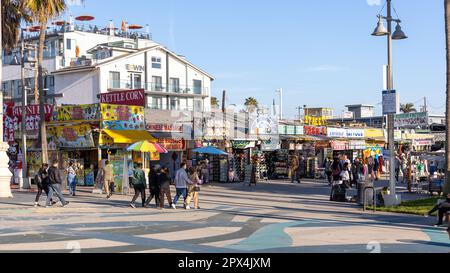 Die Geschäfte am Ufer von Venice Beach California USA, aufgenommen am 5. 2023. Februar Stockfoto