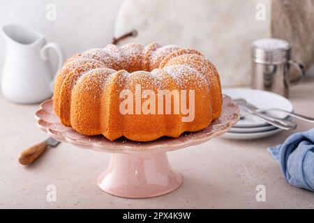 In einer Pfanne gebackener Pfannkuchen mit traditionellem Vanille- oder Sauerrahm-Aroma, gestaubt mit Puderzucker Stockfoto