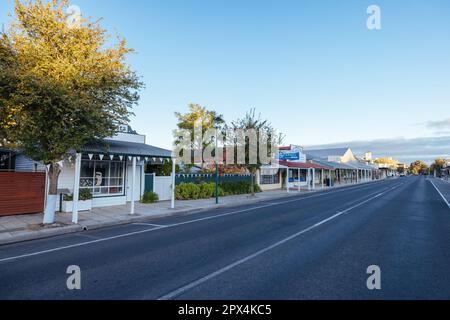 PENOLA, AUSTRALIEN - April 10 2023: Die berühmte Architektur des Ortes Penola in der Weinregion Coonawarra an einem sonnigen Herbstabend in Südaustralien, Stockfoto