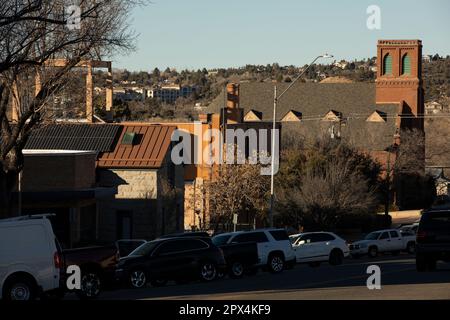 Prescott, Arizona, USA - 9. Januar 2022: Die historischen Gebäude im Zentrum von Prescott werden von Sonnenschein erstrahlt. Stockfoto