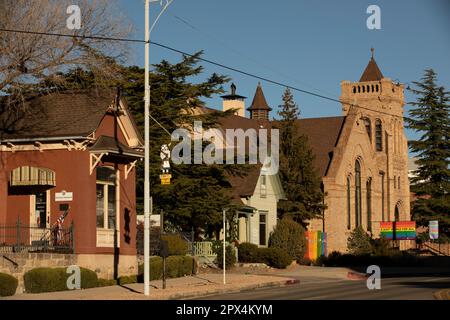 Prescott, Arizona, USA - 9. Januar 2022: Die historischen Gebäude im Zentrum von Prescott werden von Sonnenschein erstrahlt. Stockfoto