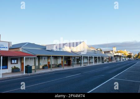 PENOLA, AUSTRALIEN - April 10 2023: Die berühmte Architektur des Ortes Penola in der Weinregion Coonawarra an einem sonnigen Herbstabend in Südaustralien, Stockfoto