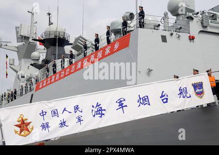 YANTAI, CHINA - 25. APRIL 2023 - Offiziere und Matrosen des chinesischen Marineschiffs Yantai stehen an der Seite des Schiffs in Yantai, Ostchina Shandong PR Stockfoto