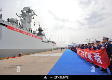 YANTAI, CHINA - 25. APRIL 2023 - die Menschen sehen das Kriegsschiff Yantai der chinesischen Marine an einem Dock in Yantai, Ost-Chinas Provinz Shandong, 25. April 2023. Stockfoto