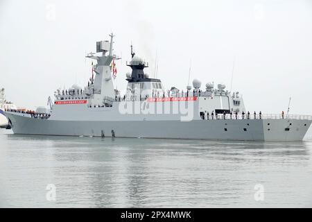 YANTAI, CHINA - 25. APRIL 2023 - Marinefregatte Yantai setzt Segel vom Hafen Yantai in Yantai, Ost-Chinas Provinz Shandong, 25. April 2023. Stockfoto