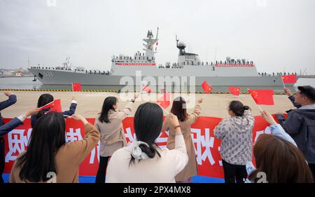 YANTAI, CHINA - 25. APRIL 2023 - die Menschen sehen das Kriegsschiff Yantai der chinesischen Marine an einem Dock in Yantai, Ost-Chinas Provinz Shandong, 25. April 2023. Stockfoto