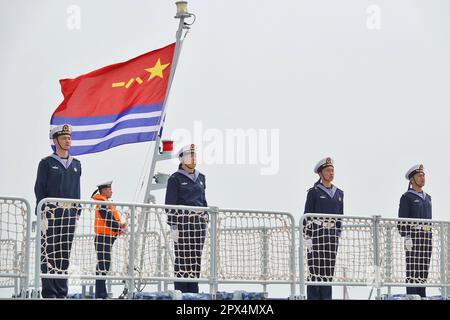 YANTAI, CHINA - 25. APRIL 2023 - Die Fregatte Yantai von der chinesischen Marine in Yantai, Ostchina-Provinz Shandong, Stockfoto