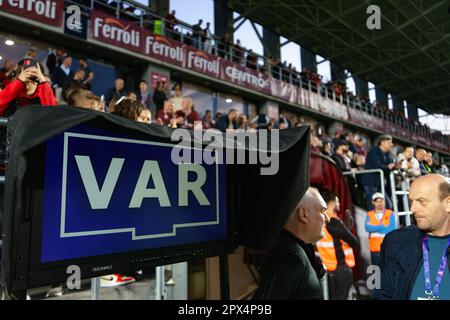 Bukarest, Rumänien. 1. Mai 2023: Der Video Assistant Schiedsrichter (VAR) während des Fußballspiels zwischen Rapid Bukarest und CFR Cluj in der 6. Runde, „Superliga“ Play-off, der ersten Liga der rumänischen 2022-2023-Meisterschaft, im Giulesti-Stadion in Bukarest. Kredit: Lucian Alecu/Alamy Live News Stockfoto