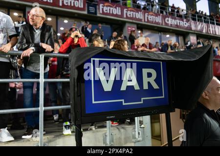 Bukarest, Rumänien. 1. Mai 2023: Der Video Assistant Schiedsrichter (VAR) während des Fußballspiels zwischen Rapid Bukarest und CFR Cluj in der 6. Runde, „Superliga“ Play-off, der ersten Liga der rumänischen 2022-2023-Meisterschaft, im Giulesti-Stadion in Bukarest. Kredit: Lucian Alecu/Alamy Live News Stockfoto