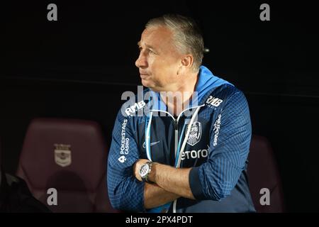 Bukarest, Rumänien. 1. Mai 2023: Dan Petrescu, CFR Cluj-Trainer, während des Fußballspiels zwischen Rapid Bukarest und CFR Cluj in der 6. Runde, „Superliga“, der ersten Liga der rumänischen 2022-2023-Meisterschaft, im Giulesti-Stadion in Bukarest. Kredit: Lucian Alecu/Alamy Live News Stockfoto