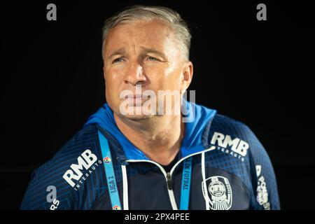 Bukarest, Rumänien. 1. Mai 2023: Dan Petrescu, CFR Cluj-Trainer, während des Fußballspiels zwischen Rapid Bukarest und CFR Cluj in der 6. Runde, „Superliga“, der ersten Liga der rumänischen 2022-2023-Meisterschaft, im Giulesti-Stadion in Bukarest. Kredit: Lucian Alecu/Alamy Live News Stockfoto