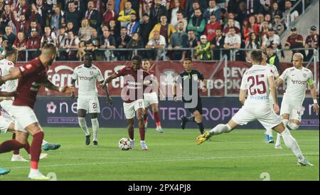 Bukarest, Rumänien. 1. Mai 2023: Funsho Bamgboye (C) von Rapid in Aktion während des Fußballspiels zwischen Rapid Bukarest und CFR Cluj in der 6. Runde, „Superliga“, der ersten Liga der rumänischen 2022-2023-Meisterschaft, im Giulesti-Stadion in Bukarest. Kredit: Lucian Alecu/Alamy Live News Stockfoto