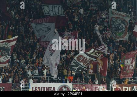 Bukarest, Rumänien. 1. Mai 2023: Fans der Rapid Football-Mannschaft schwenken während des Fußballspiels zwischen Rapid Bukarest und CFR Cluj in der 6. Runde, dem „Superliga“-Spiel, der ersten Liga der rumänischen 2022-2023-Meisterschaft, im Giulesti-Stadion in Bukarest ihre Fahnen. Kredit: Lucian Alecu/Alamy Live News Stockfoto