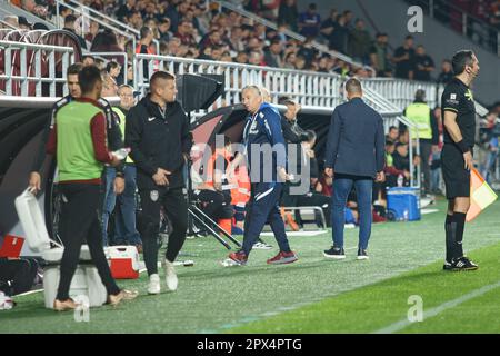 Bukarest, Rumänien. 1. Mai 2023: Dan Petrescu, CFR Cluj-Trainer, während des Fußballspiels zwischen Rapid Bukarest und CFR Cluj in der 6. Runde, „Superliga“, der ersten Liga der rumänischen 2022-2023-Meisterschaft, im Giulesti-Stadion in Bukarest. Kredit: Lucian Alecu/Alamy Live News Stockfoto