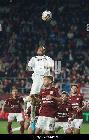 Bukarest, Rumänien. 1. Mai 2023: Rangelo Janga von CFR Cluj springt während des Fußballspiels zwischen Rapid Bukarest und CFR Cluj in der 6. Runde, „Superliga“, der ersten Liga der rumänischen 2022-2023-Meisterschaft, im Giulesti-Stadion in Bukarest auf. Kredit: Lucian Alecu/Alamy Live News Stockfoto