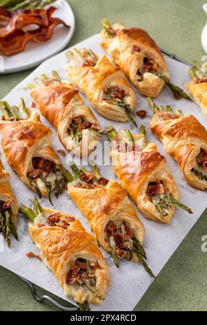 Blättern Sie Spargel, Cheddar und Bacon Torten zum Frühstück Stockfoto