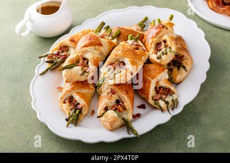 Blättern Sie Spargel, Cheddar und Bacon Torten zum Frühstück Stockfoto