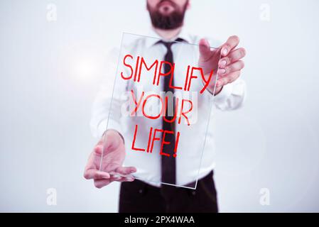 Textzeichen mit dem Titel „Simplify Your Life, Business Showcase fokussiert auf „wichtig“, damit sich jemand anders um weniger Gedanken machen kann Stockfoto