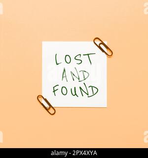 Schild mit der Aufschrift Lost and Found, Business Concept Place, wo Sie den Suchdienst für vergessene Dinge finden können Stockfoto
