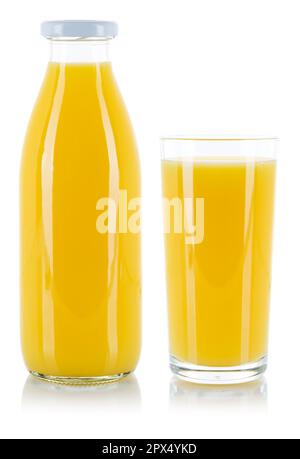 Orangensaft in einer Flasche und Glas isoliert auf weißem Hintergrund Stockfoto