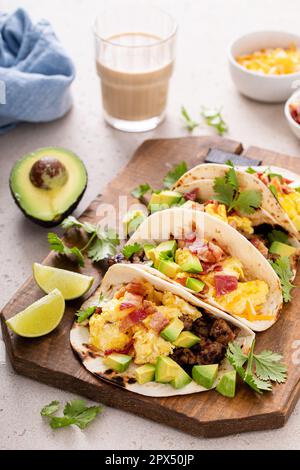 Frühstückstacos mit Wurst, Rührei, Speck und Avocado Stockfoto