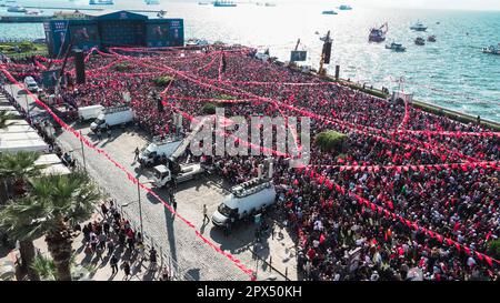 30. April 2023, Izmir, Türkei, Türkei: Die Nationalallianz veranstaltete eine Kundgebung auf dem Gundogdu-Platz in Izmir. Präsidentschaftskandidat und Vorsitzender der KHP Kemal K?l?cdaroglu, IYI-Parteivorsitzender Meral Aksener, DEVA-Parteivorsitzender Ali Babacan, Felicity-Parteivorsitzender Temel Karamollaoglu, künftiger Parteivorsitzender Ahmet Davutoglu, Demokratischer Parteivorsitzender Gultekin Uysal und Ankara Metropolitan Municipality Mayor Mansur Yavogas, Stadtverwaltung Istanbul, Stadtverwaltung Ekrem und Ekrem Ich hielt eine Rede bei der Kundgebung. Am 14. Mai werden in der Türkei Präsidentschafts- und Parlamentswahlen stattfinden. (Kreditbild: © Idil Tof Stockfoto