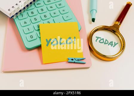 Schreiben Text anzeigen Yolo, Word auf Stand für Sie nur einmal beliebte Phase bei Studenten und Teenagern Stockfoto