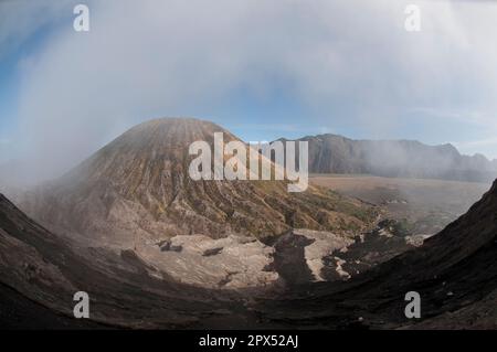 Rauch aus Mount Bromo und Mount Batok, Bromo Tengger Semeru National Park, Ost-Java, Indonesien Stockfoto