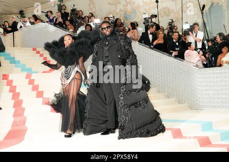 New York, USA. 01. Mai 2023 Yung Miami, Sean „Diddy“ Combs auf dem roten Teppich in den 2023 Jahren traf Gala zu Ehren von Karl Lagerfeld, A Line of Beauty, im Metropolitan Museum of Art in New York, USA, am Montag, den 1. Mai 2023. Kredit: Jennifer Graylock Stockfoto