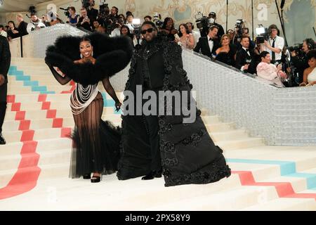 New York, USA. 01. Mai 2023 Yung Miami, Sean „Diddy“ Combs auf dem roten Teppich in den 2023 Jahren traf Gala zu Ehren von Karl Lagerfeld, A Line of Beauty, im Metropolitan Museum of Art in New York, USA, am Montag, den 1. Mai 2023. Kredit: Jennifer Graylock Stockfoto