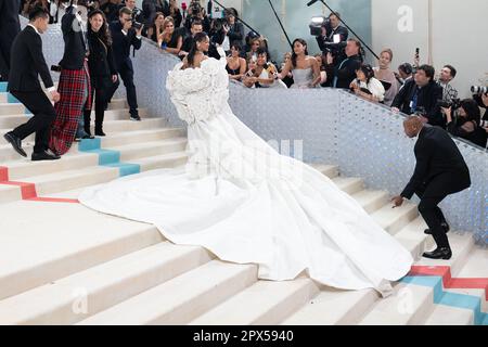 New York, Usa. 01. Mai 2023. Rihanna nimmt am 01. Mai 2023 im Metropolitan Museum of Art in New York City an der 2023 Met Gala Teil und feiert „Karl Lagerfeld: A Line of Beauty“. Foto von DNphotography/ABACAPRESS.COM Kredit: Abaca Press/Alamy Live News Stockfoto