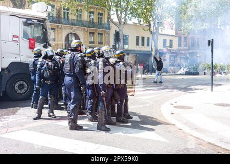 Toulouse, Frankreich. 01. Mai 2023. Szene am Ende der Demonstration, ein junger Mann mit einer Rose in der Hand, der den Ordnungskräften, jungen Menschen vor Ort und Fotografen in Aktion gegenübersteht. Streik und Demonstration am 1. 2023. Mai, dem 13. Tag der Mobilisierung gegen die Rentenreform, Tag der Arbeit, auf Aufforderung der Versammlung. Frankreich, Toulouse am 1. 2023. Mai. Foto: Patricia Huchot-Boissier/ABACAPRESS.COM Kredit: Abaca Press/Alamy Live News Stockfoto