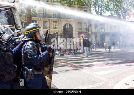 Toulouse, Frankreich. 01. Mai 2023. Szene am Ende der Demonstration, ein junger Mann mit einer Rose in der Hand, der den Ordnungskräften, jungen Menschen vor Ort und Fotografen in Aktion gegenübersteht. Streik und Demonstration am 1. 2023. Mai, dem 13. Tag der Mobilisierung gegen die Rentenreform, Tag der Arbeit, auf Aufforderung der Versammlung. Frankreich, Toulouse am 1. 2023. Mai. Foto: Patricia Huchot-Boissier/ABACAPRESS.COM Kredit: Abaca Press/Alamy Live News Stockfoto