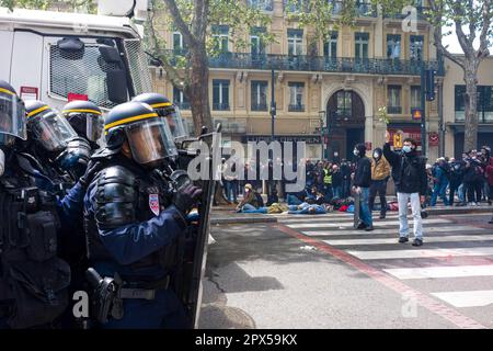 Toulouse, Frankreich. 01. Mai 2023. Szene am Ende der Demonstration, ein junger Mann mit einer Rose in der Hand, der den Ordnungskräften, jungen Menschen vor Ort und Fotografen in Aktion gegenübersteht. Streik und Demonstration am 1. 2023. Mai, dem 13. Tag der Mobilisierung gegen die Rentenreform, Tag der Arbeit, auf Aufforderung der Versammlung. Frankreich, Toulouse am 1. 2023. Mai. Foto: Patricia Huchot-Boissier/ABACAPRESS.COM Kredit: Abaca Press/Alamy Live News Stockfoto