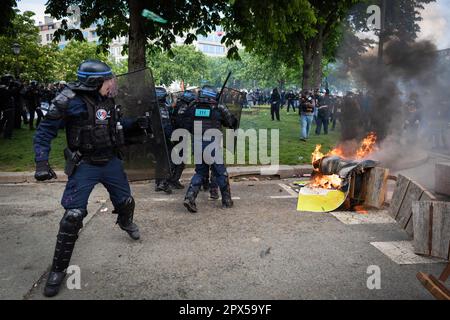 Paris, Frankreich. 01. Mai 2023. Die Polizeianklage gegen die Demonstranten während der Demonstration. Tausende kommen für die Kundgebungen am Maitag an. Seit Emmanuel Macron die Rentenreform einführte, die das Rentenalter von 62 auf 64 Jahre erhöht, gab es Proteste. Historisch gesehen ist der 1. Mai der Internationale Tag der Arbeit, der Arbeiter und Arbeiter gedenkt. (Foto: Andy Barton/SOPA Images/Sipa USA) Guthaben: SIPA USA/Alamy Live News Stockfoto