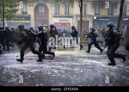 Paris, Frankreich. 01. Mai 2023. Die Polizeianklage gegen die Demonstranten während der Demonstration. Tausende kommen für die Kundgebungen am Maitag an. Seit Emmanuel Macron die Rentenreform einführte, die das Rentenalter von 62 auf 64 Jahre erhöht, gab es Proteste. Historisch gesehen ist der 1. Mai der Internationale Tag der Arbeit, der Arbeiter und Arbeiter gedenkt. (Foto: Andy Barton/SOPA Images/Sipa USA) Guthaben: SIPA USA/Alamy Live News Stockfoto