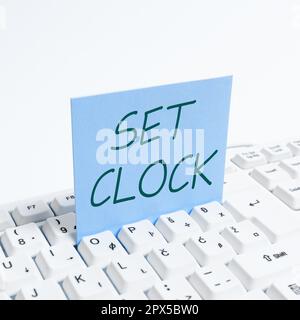 Textzeichen mit „Uhrzeit einstellen“, „Wort geschrieben“, „auf die richtige Uhrzeit setzen“ oder „Uhrzeit ändern“ Stockfoto