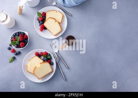Klassischer Pfannkuchen in Scheiben serviert mit frischen Himbeeren und Blaubeeren Stockfoto
