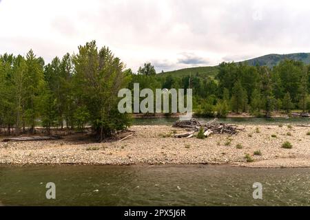 Die Flüsse Chewuch und Methow verlaufen parallel zueinander in Winthrop, Washington, USA. Stockfoto