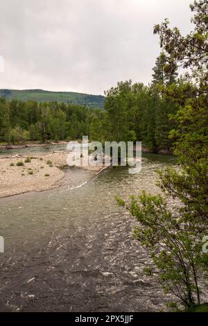 Vertikales Bild von zwei Flüssen, dem Methow und dem Chewuch, die sich in Winthrop, Washington, USA, treffen. Stockfoto