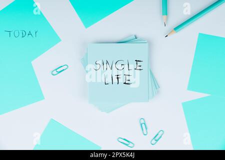 Begrifflicher Titel Single Life, Konzept bedeutet nicht jemandem oder etwas anderem geschworen Umarried Person Stockfoto