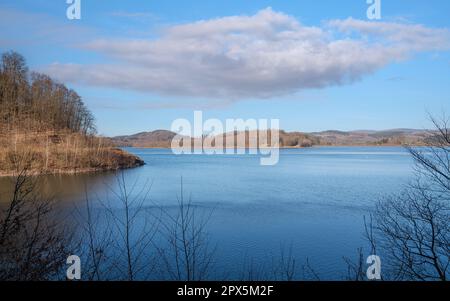 Panoramalandschaft des Ronsdorfer Stausees im Sommer, Erholungs- und Wandergebiet des Bergischen Landes, Deutschland Stockfoto